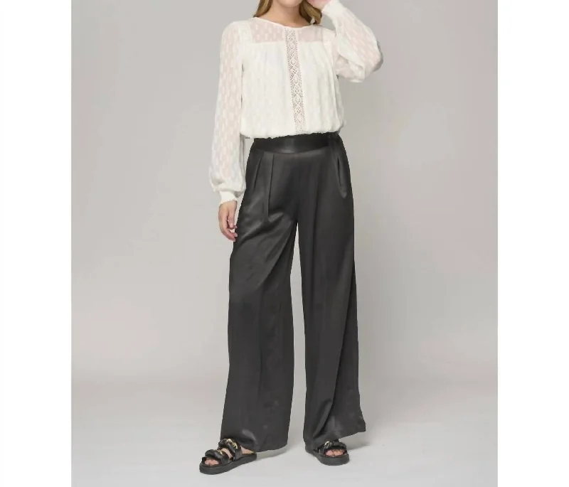 Oana Trousers In Black